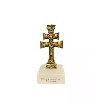 Cruz de Caravaca Envejecida con Peana: Distinción y Fe